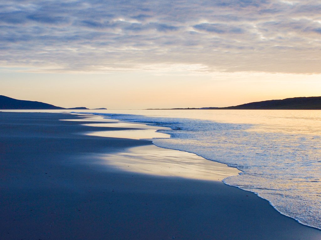 74frankfurt's tweet photo. Sunset at Luskentyre Beach, Isle of Harris. (2010) Picture: Simon Strange. https://t.co/qWyQVTq5Tk