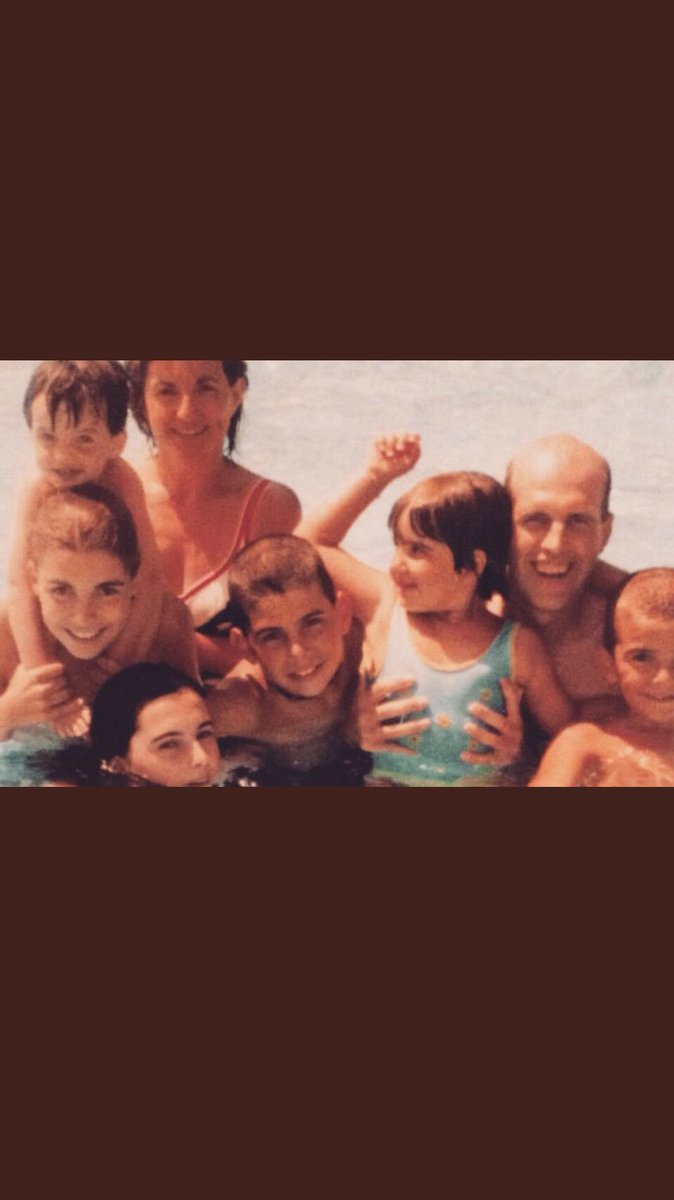 Mariano_Marcen's tweet photo. Tres madres modelo, ejemplos a seguir, mi madre y mi suegra que seguro que estarán juntas en el cielo y la madre de mis 6 hijos,mi esposa,capaz de abandonar su profesión para que yo progresara en la mía y sobre todo para criar y educar a nuestros 6 hijos.Siempre pendiente de todo https://t.co/KGxAvCxJZi
