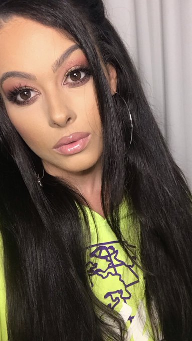 Just posting this photo here to memorialize this makeup look 🙈 https://t.co/3FhbjGnD7n