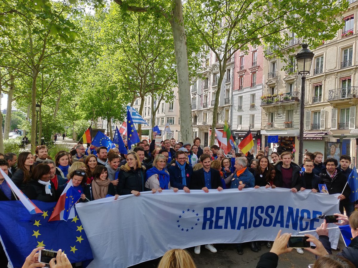 PropUEgande's tweet photo. 🇫🇷Leave or Remain ?
👍#Frexiters demonsration @UPR_Officiel
gathering thousands of people
while
👎#March4EU pro #EU #Macron teams only few tens
despite massive propaganga...
in 2005, 55% 🇫🇷people voted against #EU
#AnotherEUEndSign
#TakeBackControl
#Brexit #Frexit https://t.co/JX4hu7TBWD