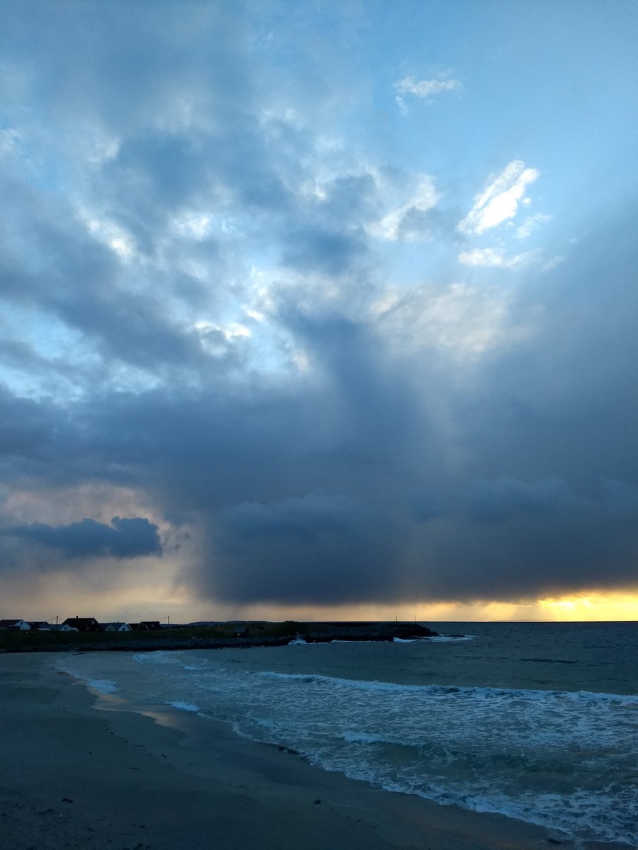 kenarild's tweet photo. I kveld her jeg "landet" på Stravasanden, en strand som ligger mellom Ferkingstad og Åkrehamn her på Karmøy! Idyllisk solnedgang og med en mildt sagt frisk (sur) vind inn fra nordvest! :) #bobil #stravasanden #ferkingstad #åkrehamn #karmøy https://t.co/zzY64ahcnS