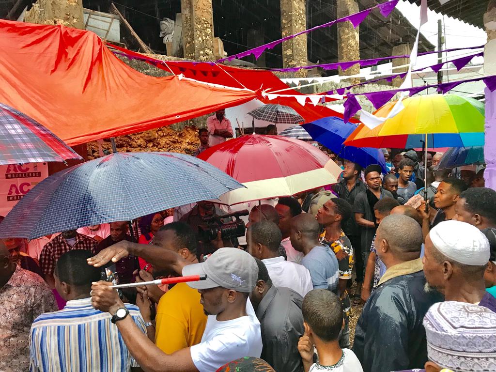 akmul_abeid's tweet photo. Iwe juwa iwe mvua tunashusha na kupandisha tanga muhim safari iendelee, tawi ACT WAZALENDO  Vikikotoni mjini Unguja https://t.co/E6I3Vailu1