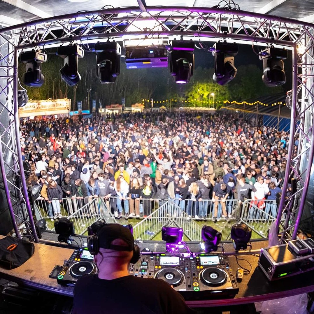 djfrankyjones's tweet photo. #WBF19 🔥
Dus gisteren op de Weerdse Bierfeesten 2019 #FrankyJones #RebirthTour2019 #Rave #DjLife https://t.co/zfQ4n87IKu