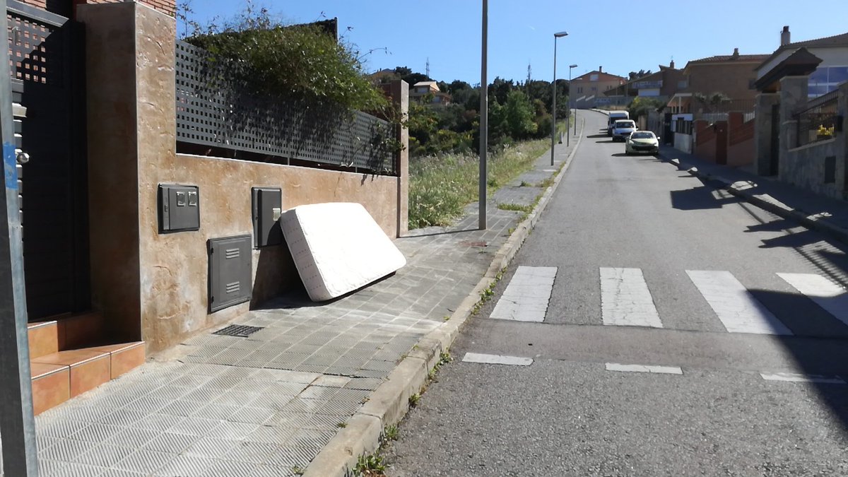 luismorillas's tweet photo. Este colchón lo dejamos a  las 21.30 h  el viernes(dentro del horario establecido)  El sabado avisamos a @guardiaurbana de @AjSantBoi, para que avisarán ya que no pod��amos contactar con ellos. Hoy domingo 17 h está en el mismo sitio.
@CosintBarris seguimos con las penurias. https://t.co/qdOrlhrrWC