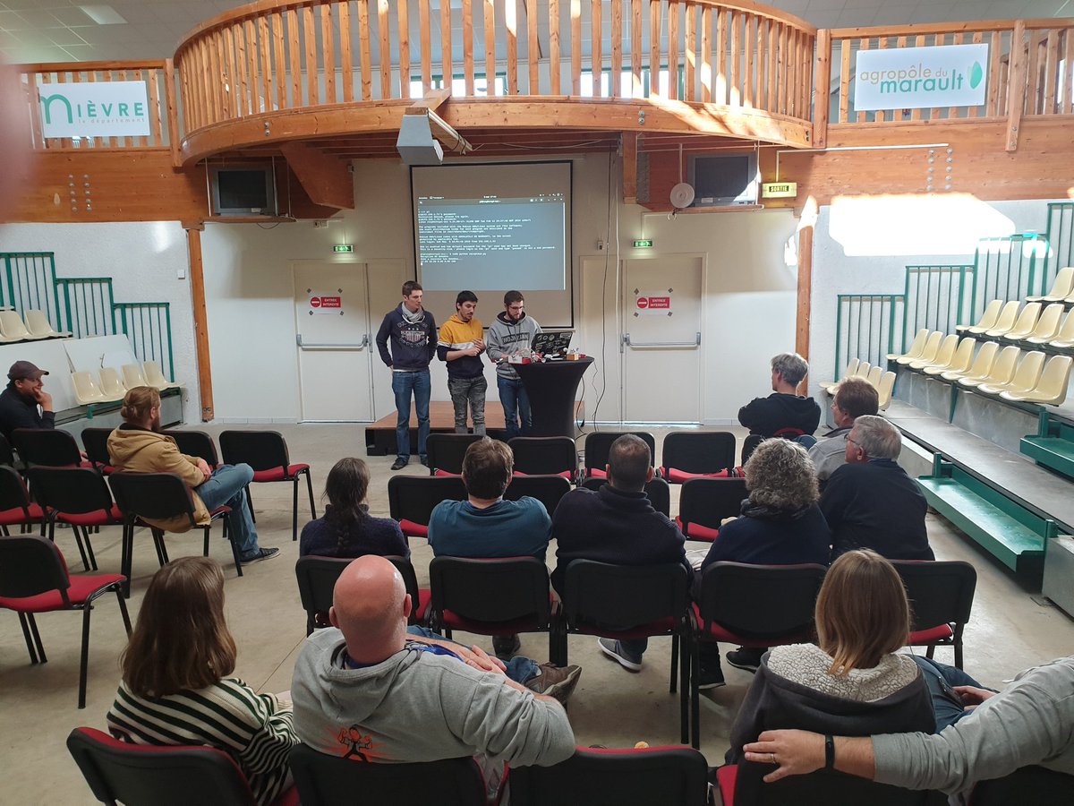 AccessRobotique's tweet photo. #MakerFerme : c'est l'heure de la restitution des projets du hackaton ! @druz320, @Mhystes, @_CorentinM et @Sebdearaujo nous présentent leurs stations météos basées sur des Raspberry Pi ! #DiY https://t.co/dit1eeydSd
