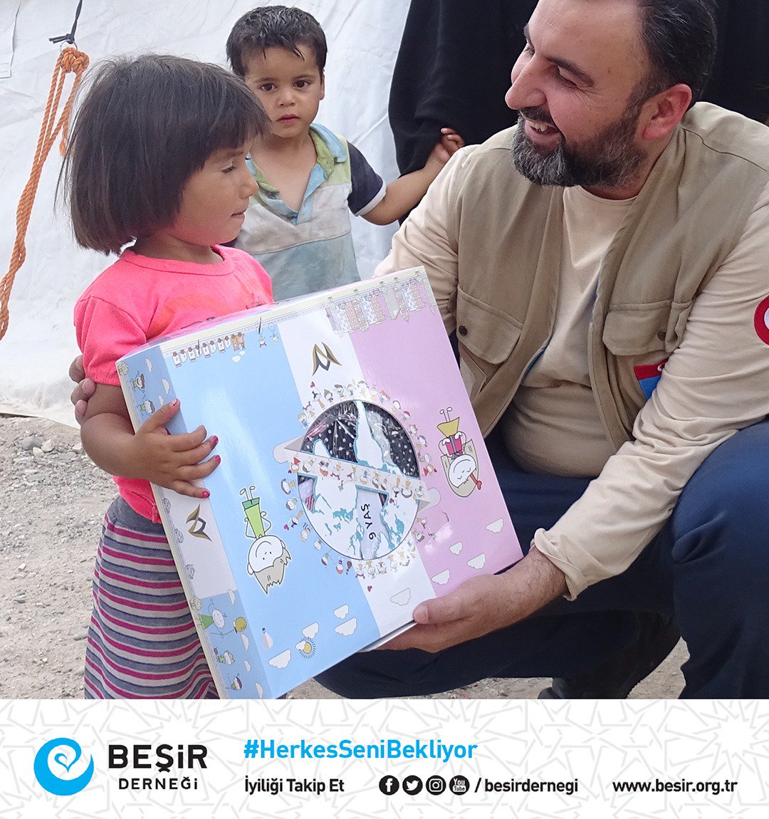 Besirdernegi's tweet photo. 2018 Ramazan ayında bağışlarınız ile 19.450 çocuğa bayramlık hediye paketi ulaştırdık. Her sene bu sevince vesile olduğunuz gibi bu senede Ramazan Bayramı’nın neşesini tüm minik yüreklerde yeşertebilirsiniz. 

Bu Ramazan #HerkesSeniBekliyor

https://t.co/dY5lE3jZc1 https://t.co/cW7UTEx7v3