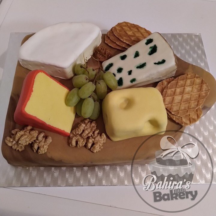 A cheeseplate as a surprise b-day cake for a friend... as she loves cheese more than cake this was the best version of a cake for her! 😜
...sort of a cheesecake 😂 🧀
inside the plate: chocolate cake with chocolate ganache 
inside the cheese: espresso cake with berry-mix jam