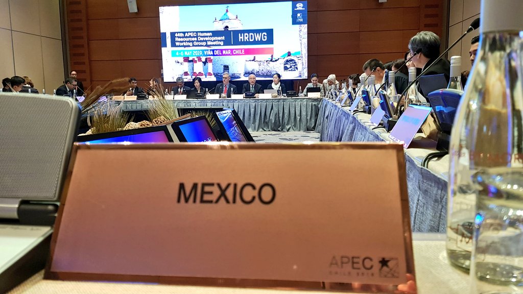 EmbaMexChi's tweet photo. Estamos presentes en los trabajos de la #SOM2 de @APECChile2019. Este fin de semana, México participa en las actividades del Grupo de Trabajo de Desarrollo de Recursos Humanos #HRDWG y en la Red de Trabajo y Previsión Social #LSPN en Viña del Mar. #ViñaSOM2 Ccp. @STPS_mx https://t.co/3spn3jf2n9