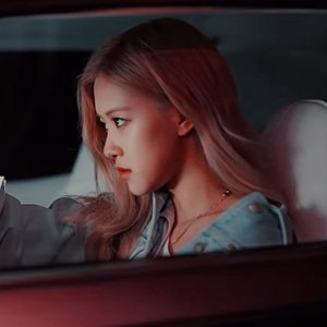 adrienettelady4's tweet photo. that is jungkook's girl💗 #rosé #parkchaeyoung #rosekook https://t.co/BRT04ow04K