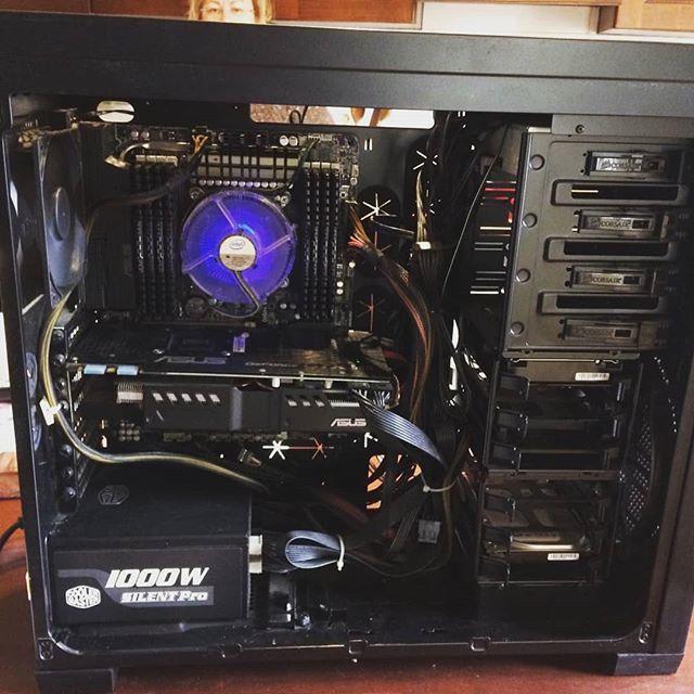 momo1098r's tweet photo. DELLA SERIE SPENDERLI MALE...
1000WATT di alimentatore e il dissipatore stock, no comment!!!
#pc #pcbuild #pcgaming #workstation #intel #coolermaster #assemblare #computer #gaming #blqck #nero #geek #tech #nerd #technology #work #job #torino #italia #nvidia #gtx580 #errori #euro https://t.co/pWtlYwHbYI