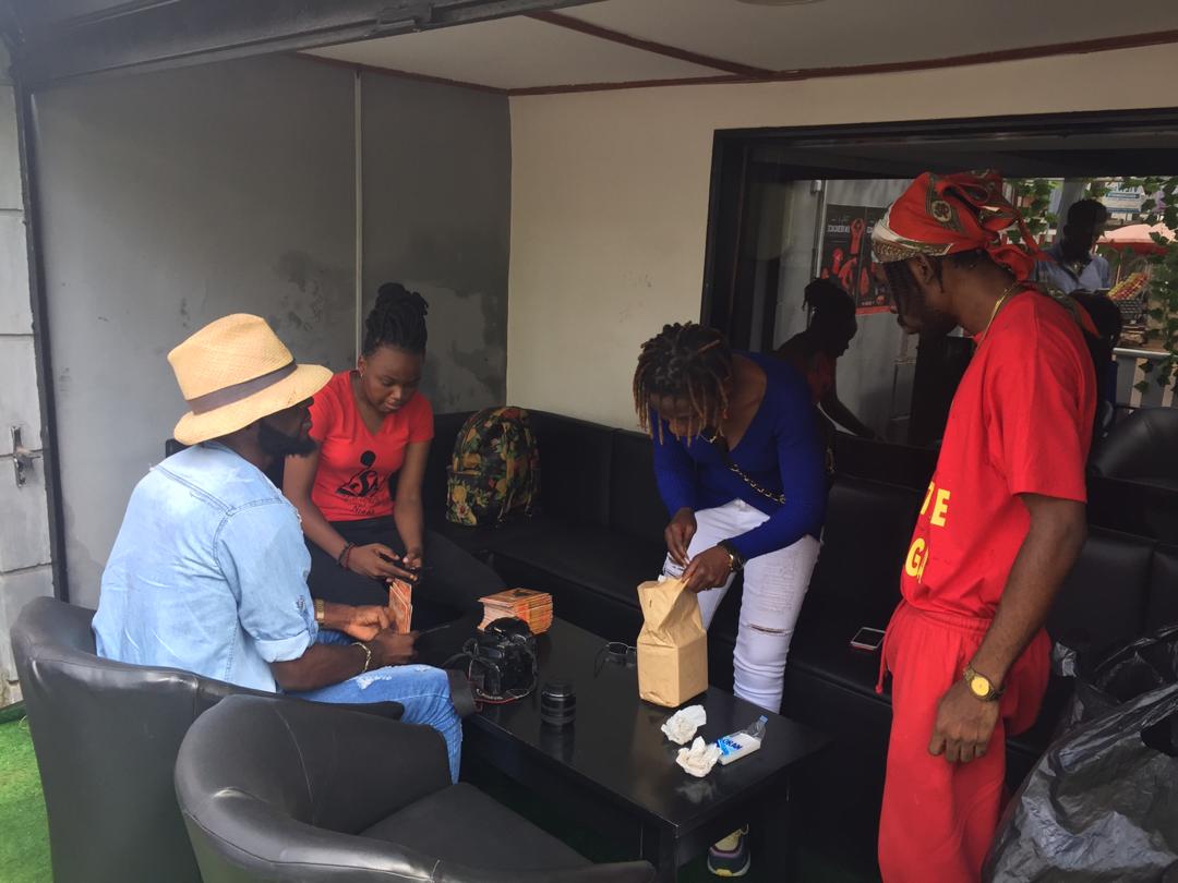 Dédicace Album #Emotions des artistes signés chez <a href="/LIFESTYLEMUSIC4/">LIFESTYLE MUSIC Ent 🇨🇲</a> (@MrTeddyofficiel x <a href="/Inna_Officiel/">fanof_adailie_and_lola</a> ) 

Cc <a href="/AveiroDjess/">aveiro djess</a> 💪🔥
#CamerDigital 🇨🇲