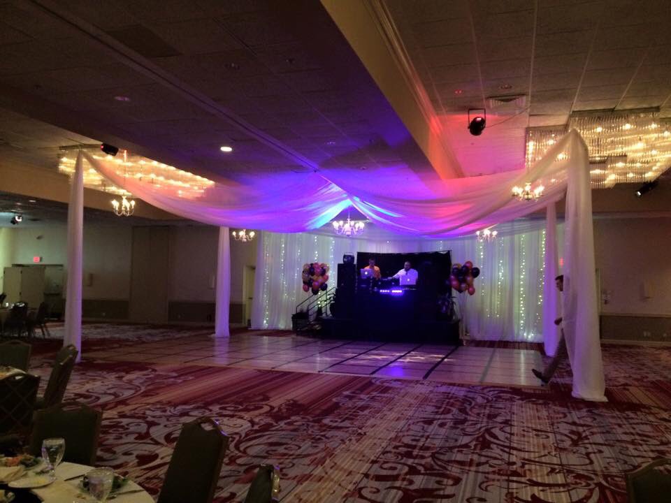 cw_prom's tweet photo. 6 days! Less than 1 full week til PROM 2019! Let’s take a look at PROM 2015! Theme was ‘can’t take my eyes off of you’ which was a masquerade ball theme! Colors were Red and Gold. Favors were a blanket and a cup. So fun! #prom2015 #prom @ConradWeiserHS https://t.co/nrePsozxY5