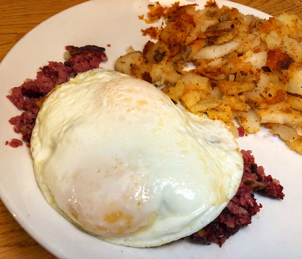 #CornedBeefHash with two eggs over easy & a side of #HomeFries at #TheOriginalPancakeHouse in #WestCaldwellNJ.
————————————————
#OriginalPancakeHouse #OriginalPancakeHouseWC #pancakes #GermanApplePancake #northjerseyeats #TonyMangia #AtTheTableWithTony #MANGIA