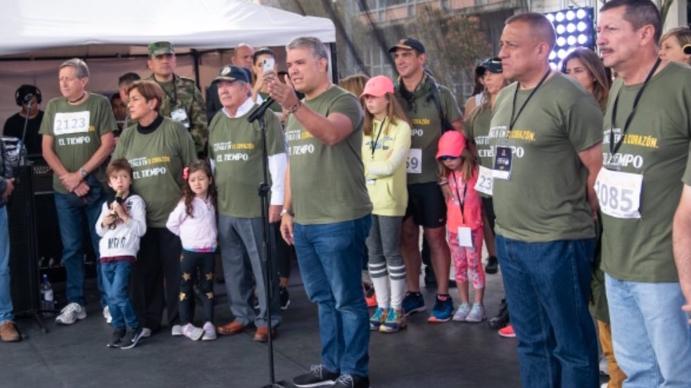 IvanDuque's tweet photo. Nos vinculamos a la carrera atlética #10KPorLosHéroes en homenaje a nuestros militares y policías. La participación de la ciudadanía en este evento es un gran gesto de solidaridad y reconocimiento a quienes lo entregan todo por la tranquilidad de los colombianos. #ColombiaNoPara https://t.co/VoroueKSuB