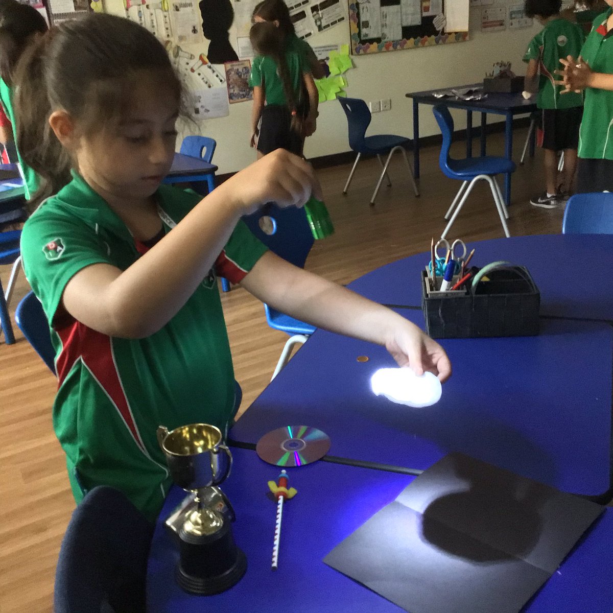 DIAB_Grade2's tweet photo. DIABarsha investigating reflective surfaces. #diabinquirers #diabcollaboration https://t.co/oj6XYTo2Xq