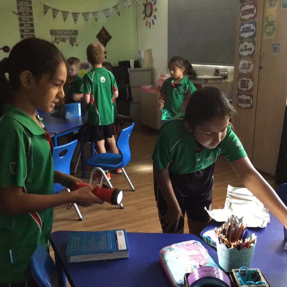 DIAB_Grade2's tweet photo. DIABarsha investigating reflective surfaces. #diabinquirers #diabcollaboration https://t.co/oj6XYTo2Xq