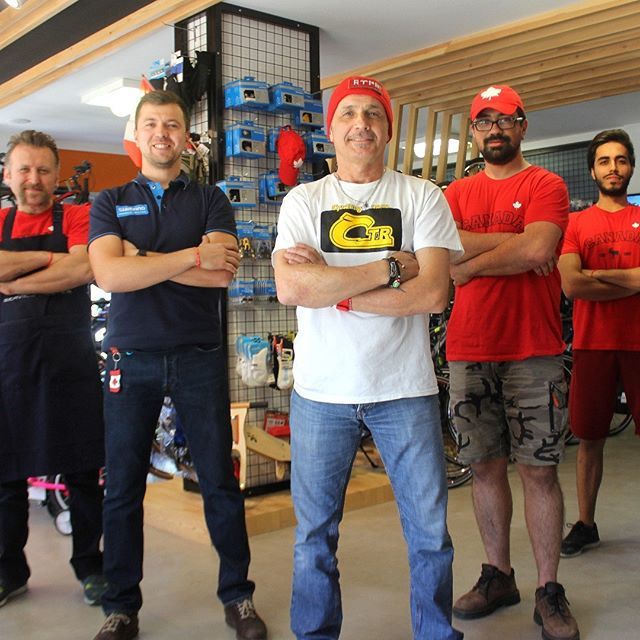 Bisikletcom's tweet photo. Kanada / Squamish B.C şubemiz için hazırlıklarımız son sürat devam ediyor. Squamish mağazamızı daha iyi nasıl yapabiliriz diye Kanadalı gibi düşünmek için Kanada tshirtlerimizi giydik ve bir beyin fırtınası yaptık. Bizi takip etmeye devam edin...@com4bike @bccycle #canada #s… https://t.co/RSPcK9upel