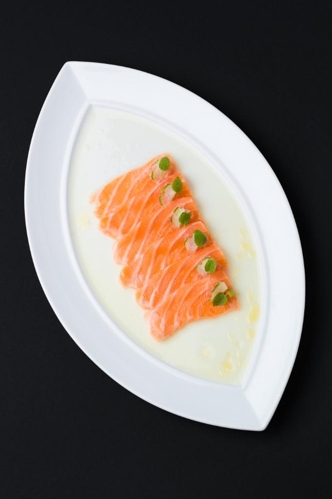 Where Japanese fuses with Mexican. The Salmon Yuzu Tomatillo is made with Tomatillo Ponzu, Dried Serrano, and Cilantro.
Join us this weekend: goo.gl/5Va2yy
#chefakiraback #akiraback #michelinchef <a href="/akiraback/">Akiraback</a>