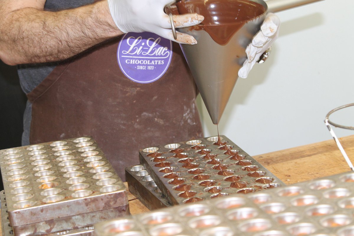 Giving it that personal touch since 1923 🍫🍫🍫🍫

#lilacchocolate #lilac #whomakesyourchocolate #chocolate #industrycity #darkchocolate #dairyfree #newyorkchocolate #chocolate🍫 #chocolatenyc #lovechocolate #greenwichvillage #westvillage #brooklyn #factory