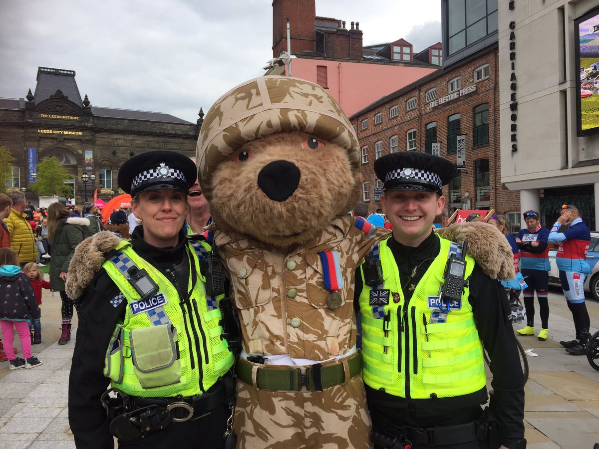 Patrol officers loving being out of their car and speaking to the public #TourdeYorkshire #TimeToEngage @h4hhero  @HelpforHeroes @WYP_SteveCotter @WestYorksPolice