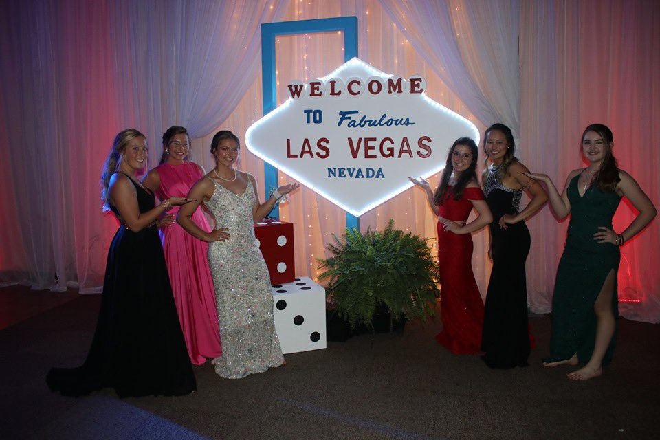 CamrynEnders's tweet photo. Still can’t get over how beautiful all my friends were last night!!!🤩🤩🤩 #prom2k19 https://t.co/ymdyViDJXM