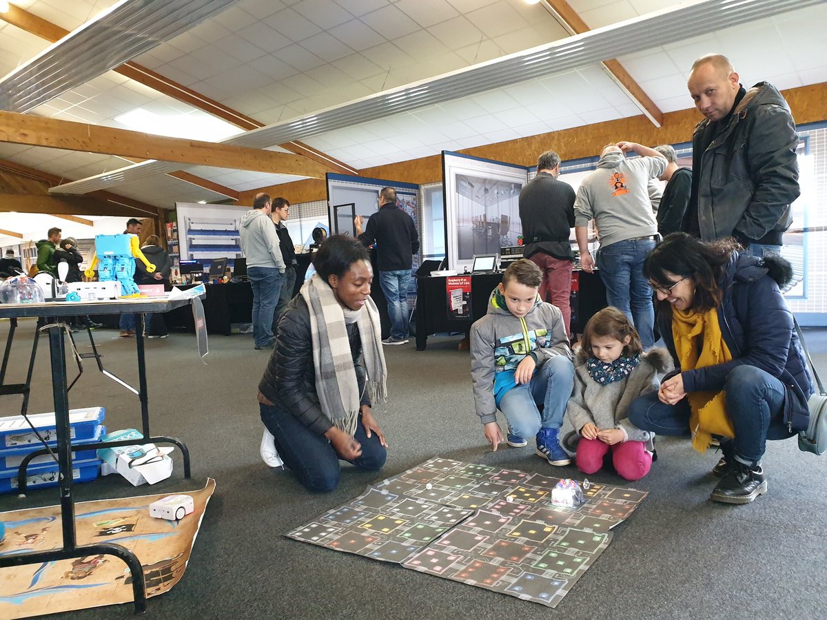 AccessRobotique's tweet photo. La première édition de la #MakerFerme organisée par @NNivernais à l'Agropôle du Marault à Magny-Cours #Nevers, c'est fini ! Merci aux organisateurs, à tous les #makers qui ont animé cette journée et aux visiteurs qui sont venus en nombre pour faire de cet événement une réussite ! https://t.co/bL1GewH0Es