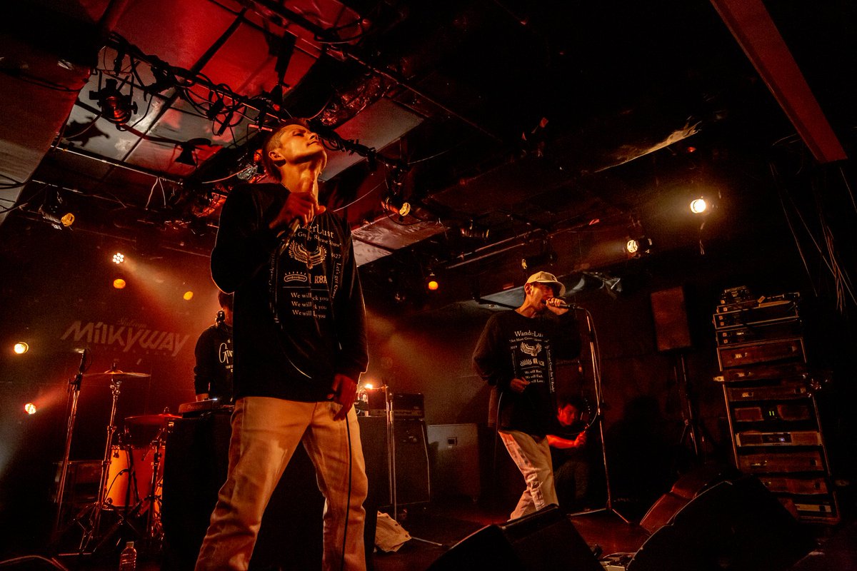 higastore's tweet photo. A.M.Gをもういっちょポスト。沢山の人が飛んだり跳ねたり。光もみょ~んとさせてみる。続きはインスタで。#ArtMoreGroovy
#NaturalRadioStation #jaabourbonz
#roach
#darkdiamond
#city1
#rock
#Wanderlust
#渋谷MilkyWay
#songs
#ライブ
#live
#音楽好きな人と繋がりたい
#okinawa
#沖縄 https://t.co/pfXYPWonAb
