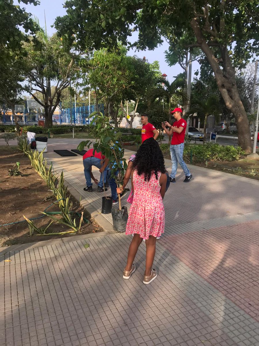 Entretodosfun's tweet photo. Hoy estuvimos celebrando el día del niño, con los amigos de Betania, en una #BiciSiembra donde aprendimos la importancia de cuidar y querer el medio ambiente. Gracias @rosirisviana por la invitación. 🌱🚲 https://t.co/ZNZVPsTs73