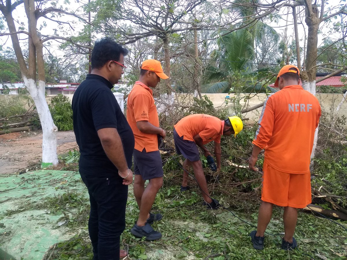 bmcbbsr's tweet photo. Extensive tree cutting carried out to clear the road in the city. #BeStrongBBSR #StandWithBBSR #StandWithOdisha https://t.co/92pYvEmJxy