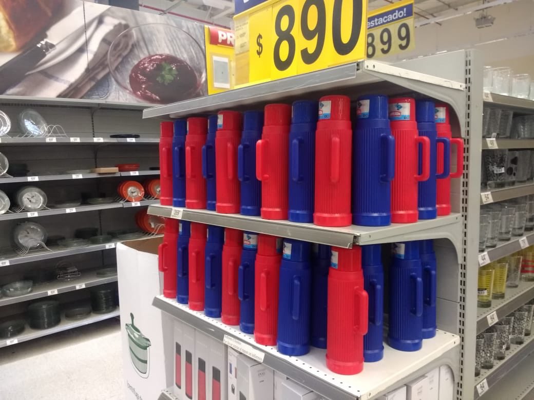 SumaEstrella's tweet photo. Buen día para venir al Carrefour de Avenida La Plata a aprovechar las últimas ofertas. Se va la Empresa. Vuelve San Lorenzo. Algunos se quieren matar. https://t.co/rvYhPUVJ3p