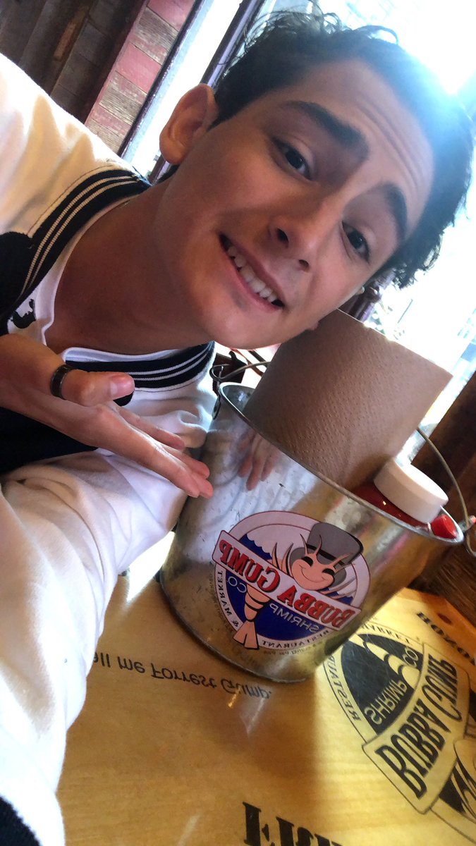 mailomarcos's tweet image. Señoras y señores, amo Furrest Gump y amo comer. Corte a: sucede esto...