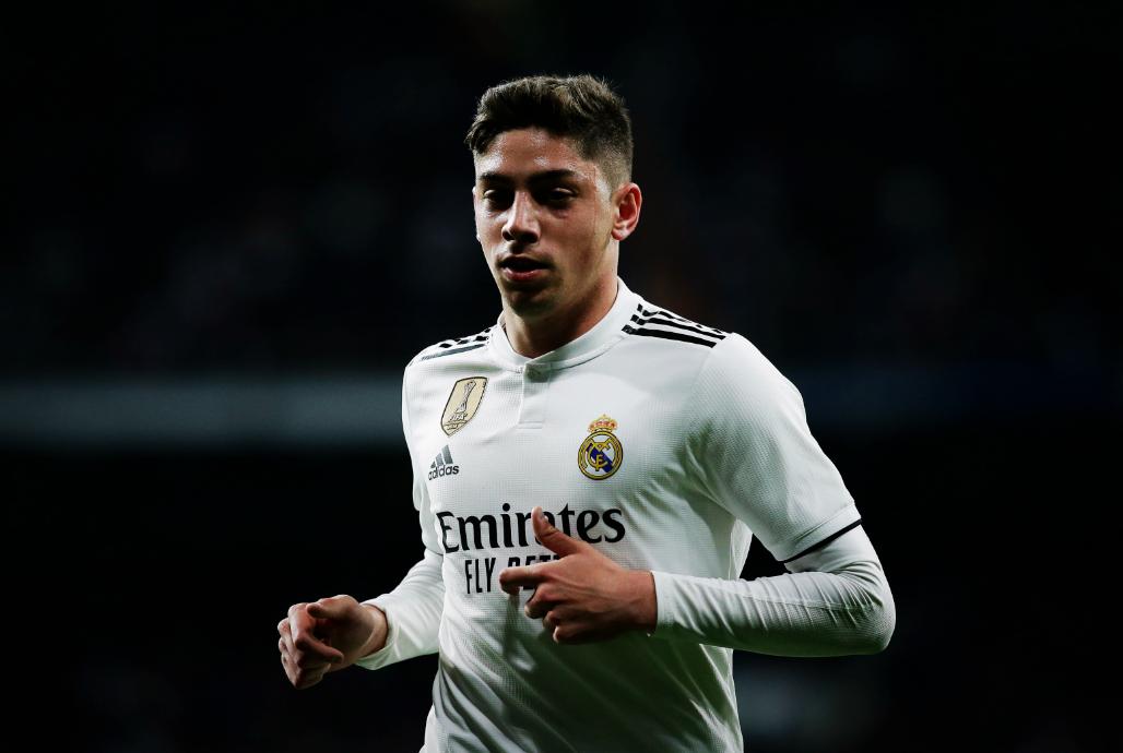 InvictosSomos's tweet photo. Fede Valverde contra el Villarreal: 62 minutos, 85% efectividad en sus entregas, 3 ocasiones generadas, completó 4 de 4 regates, ganó 4 de 6 duelos, 0 pérdidas y 3 intercepciones. Pese al mal curso del Real Madrid, el uruguayo no deja de responder. FUTURO. https://t.co/cgPd2SwU5d