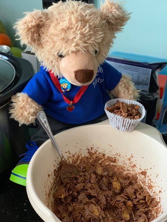 Helping one of my lovely fans make cornflake cakes this afternoon 😍🧁❤️