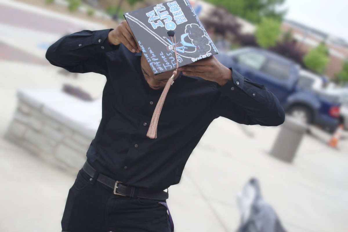 KavyInDaKlutch's tweet image. Had to change my grad fit , cause the old one wasn’t black enough 🎓💰 ✌🏾#2019grad #uwg
