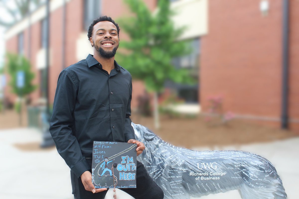 KavyInDaKlutch's tweet image. Had to change my grad fit , cause the old one wasn’t black enough 🎓💰 ✌🏾#2019grad #uwg