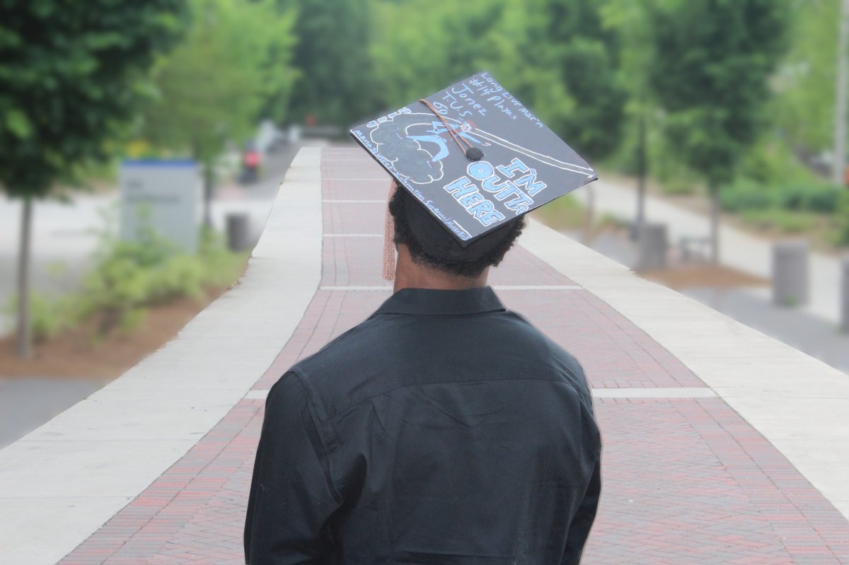 KavyInDaKlutch's tweet image. Had to change my grad fit , cause the old one wasn’t black enough 🎓💰 ✌🏾#2019grad #uwg