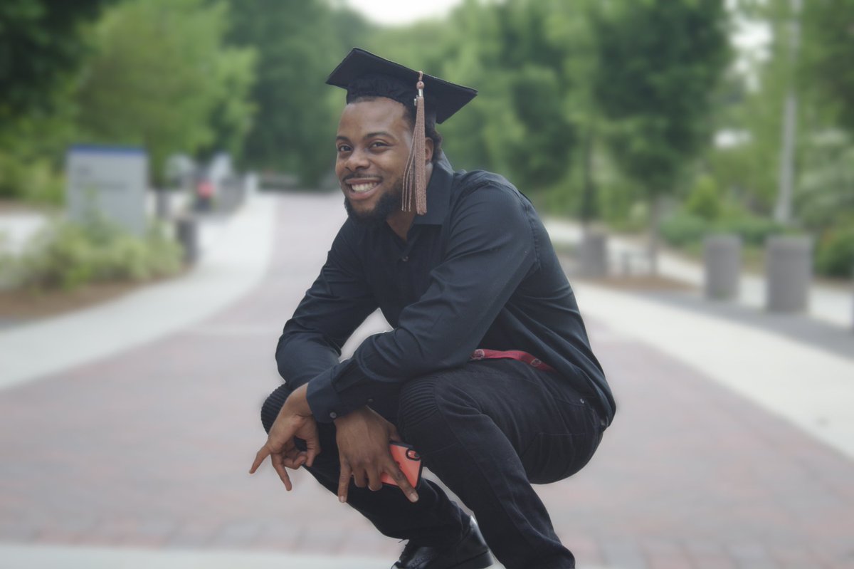 KavyInDaKlutch's tweet image. Had to change my grad fit , cause the old one wasn’t black enough 🎓💰 ✌🏾#2019grad #uwg