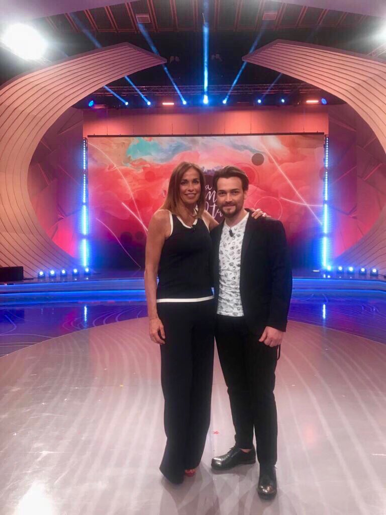 Grazie per averci seguito #LaPrimaVolta ⁦<a href="/RaiUno/">Rai1</a>⁩ ⁦<a href="/cristina_parodi/">Cristina Parodi</a>⁩ ❄️☃️♥️