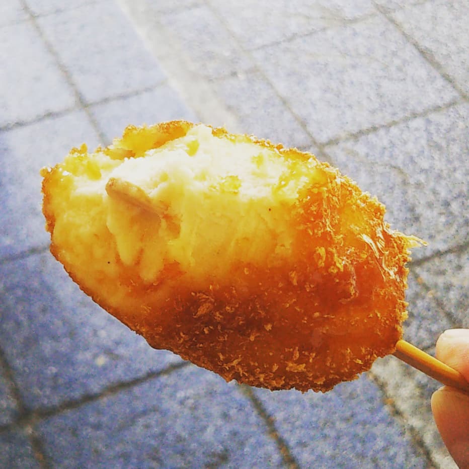 naoming's tweet photo. 神戸南京町は人が多くて暑かった。神戸コロッケのコロッケアイス キャラメルソースを食べる。外は熱く、中は冷たいって書いてあったけど、外も中も冷たかった(´TωT｀) https://t.co/JnN54plSEx