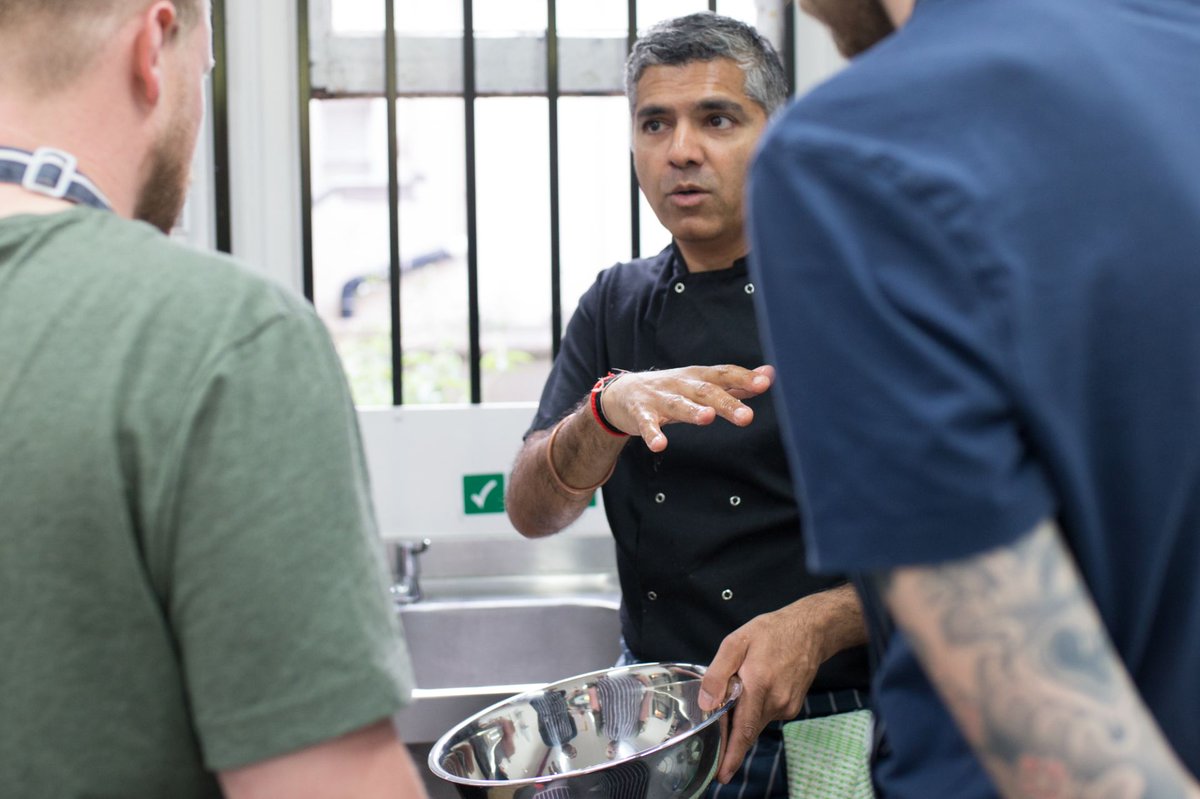 Why not mix try a cooking lesson at The Kari Club!
🔪Learn professional techniques.
🌶Make amazing authentic Indian food
🍾Eat the rewards of your hard work &amp; BYO!
👩‍🍳 Max 6 people.
#thekariclub #cooklikeapro #makethis #friends #cooking #brightonfood  thekariclub.com/cookery-lesson…