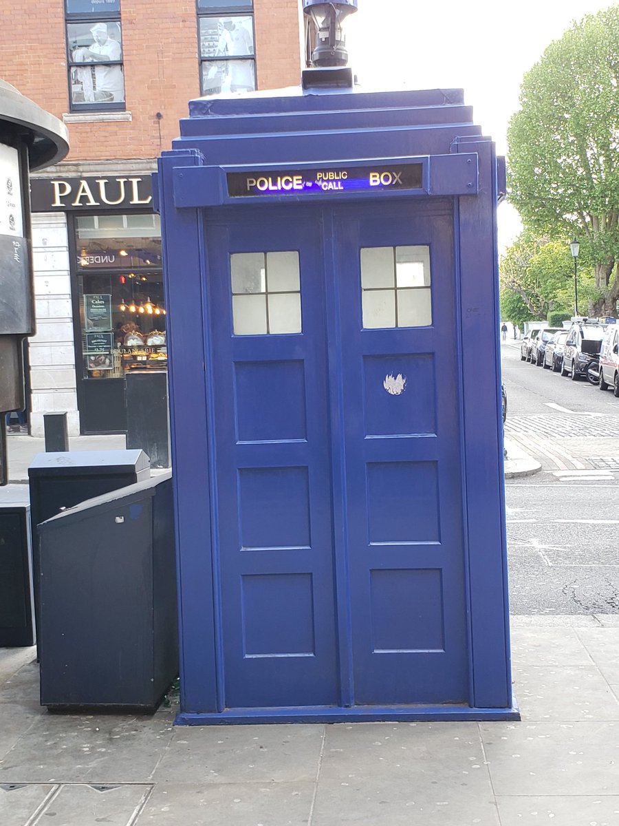tinycaswashere's tweet photo. #tinycas' #walkabout #london part 1: visiting the #lastpoliceboxinLondon.

#tinycaswashere @bbcdoctorwho #policebox @CheckPointSW https://t.co/AhUzPOA0TZ