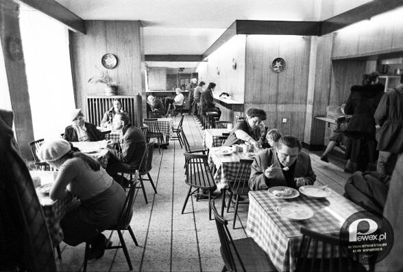 Siedzę w barze mlecznym. Twituje pierogi i patrzę przez okno. Widzę koniec i myślę początek. Zabija Kat zawsze dwa razy? Pani z okienka woła: - Kto prosił ruskie? Głos z sali: - Nikt nie prosił, same wlazły... [Wiem, stare. Ale tak było i może będzie.]