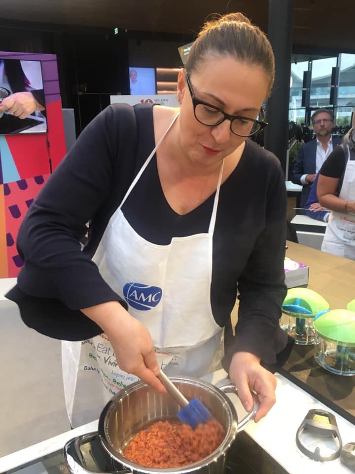 saygoodITA's tweet photo. Un risotto in 4 minuti senza aggiungere nessun tipo di grasso. Ci credete? Con AMC si può e ce lo ha preparato oggi @lamammacuoco. Risotto alla barbabietola con bresaola e mandorle...era buonissimo 😋
#SayGood #saygoodevents #cucinareconAMC #Mfoodw #Milanofoodweek https://t.co/D7HV49ke0M