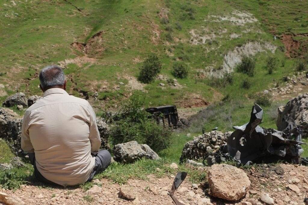 Bugün Silopi’de PKK’nın yola döşediği el yapımı bomba, öğrencileri pikniğe götürüp geri dönen minibüsün geçişi sırasında patlatıldı.
23 yaşındaki Servet ve 13 yaşındaki kardeşi Diyar can verdi. İki kardeşin babaları, oğullarının can verdiği paramparça olmuş araca bakıyor...