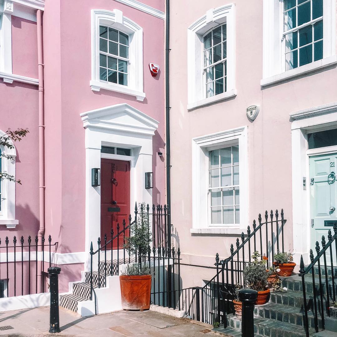 Bank holiday Sundays are for strolling the neighbourhood… what are your Sunday plans? 📸 sophslia
