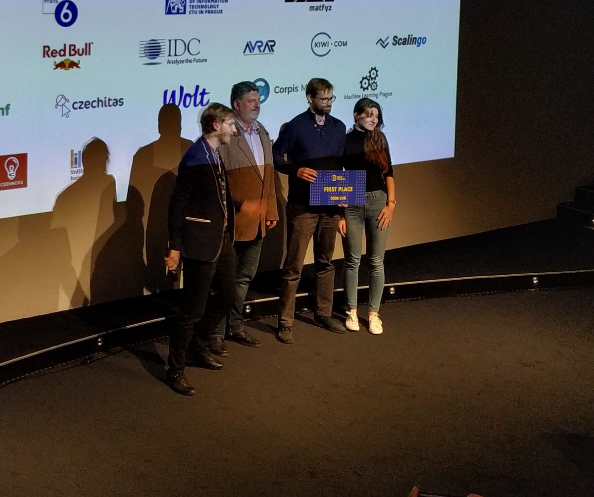 Golemio_data's tweet photo. Gratulujeme vítězům #HACKPRAGUE ! Třetí skončil team Park Me, který převzal ocenění z rukou naší Valerie, druhý Park&Roll a zvítězil team Smart traffic. Řada teamů používala naše open data a my se těšíme na další spolupráci, abychom zlepšili Prahu! https://t.co/XZaPFe3Zfr