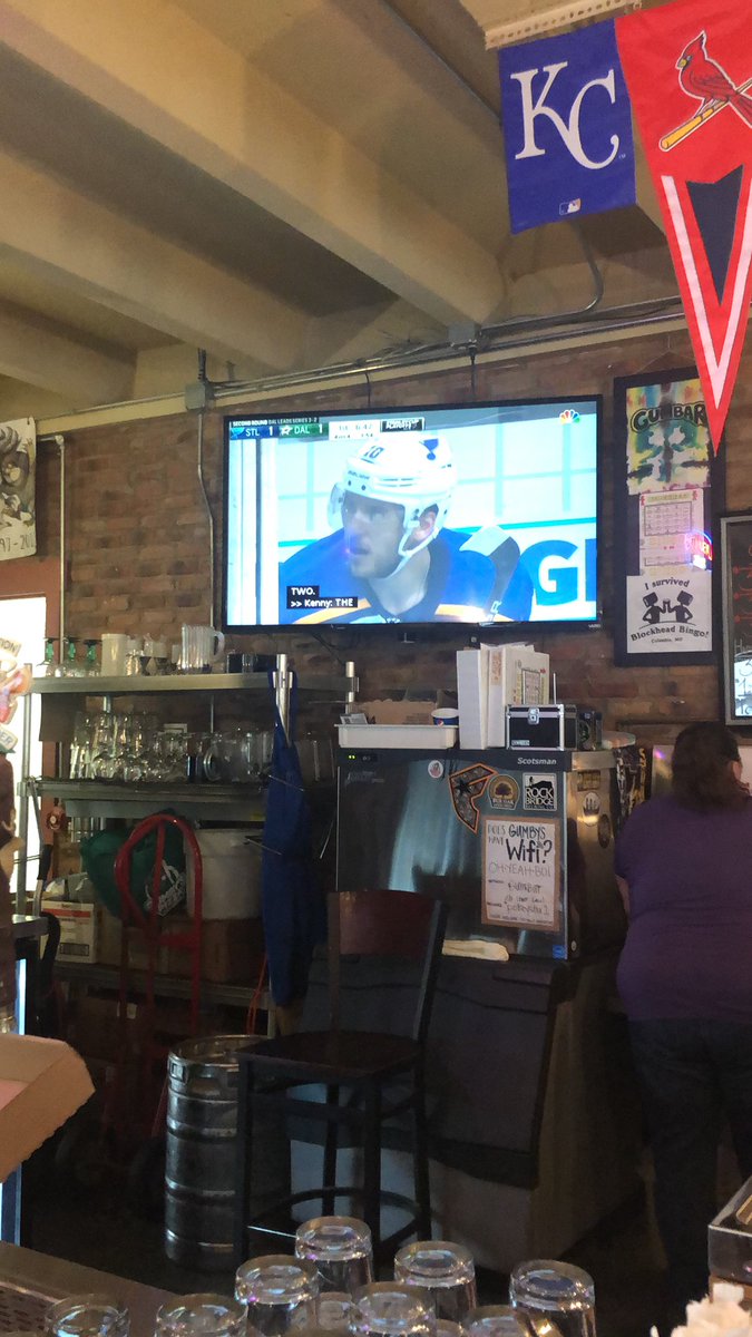 formerlypizza's tweet photo. Refs doing ref things #stlblues #utrippin https://t.co/mY7dJXaZ7i