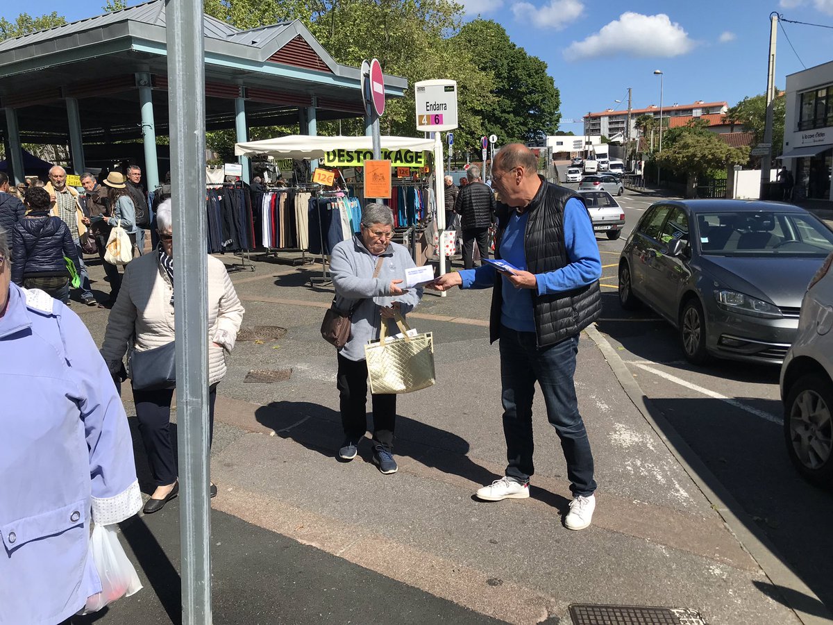 AngletLarem's tweet photo. Une belle journée de tractage pour la liste #Renaissance sur le marché de Quintaou à #Anglet aujourd’hui. #Europeennees2019 #26Mai https://t.co/S0qto9PEfv