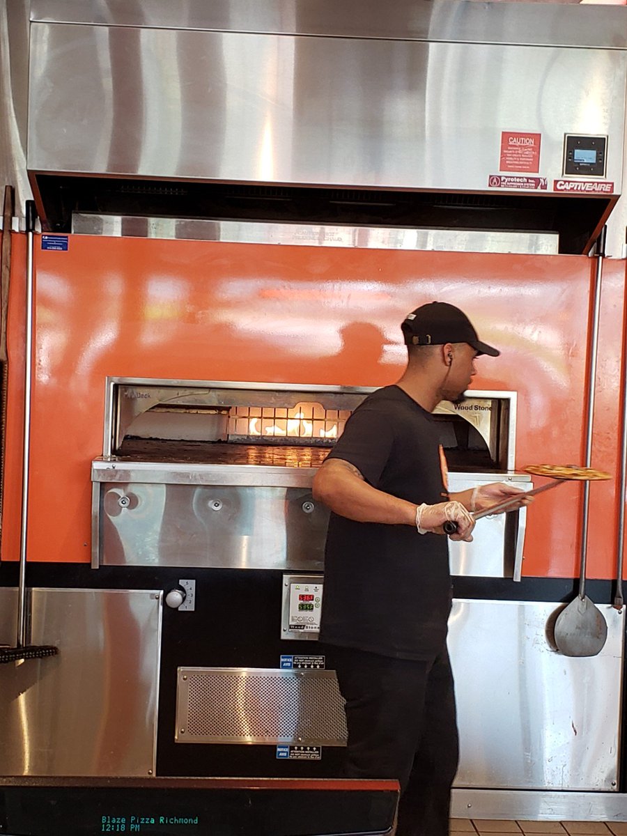 DHa_Milton's tweet photo. Lunch. (@ Blaze Pizza in Richmond Heights, MO) https://t.co/IO0lTqIcw6 https://t.co/aQFYALlmh2