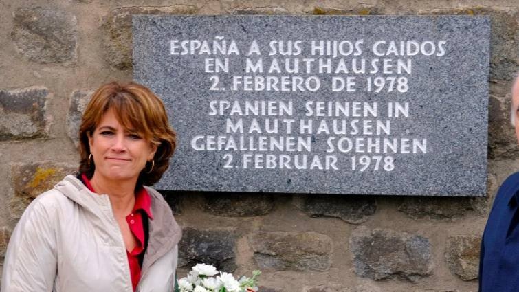 Mireiagalindo's tweet photo. Per cert, sobre les plaques de Mauthausen.

▪️ Placa de la Generalitat: "Tot el dolor d'un poble. En memòria de les persones deportades als camps nazis" (català, castellà, alemany, hebreu).

▪️ Placa del Gobierno: "España a sus hijos caídos en Mauthausen", (castellà, alemany). https://t.co/Qs4MuQ8igW